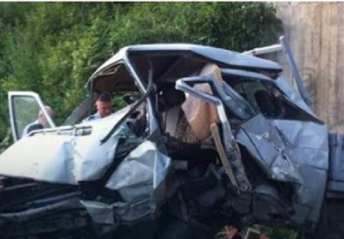 Teška nesreća kod Lukavca: Kombijem probio ogradu i s mosta pao na prugu