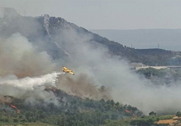 Požar izbio između Vodica i Šibenika 