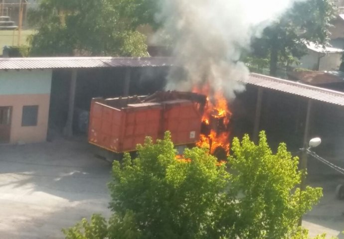 POLICIJA IZVRŠILA UVIĐAJ: Zapalio se kamion JP “Komunalno”