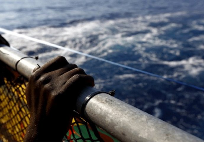 Krijumčar gurnuo migrante u more, udavilo se 50 tinejdžera