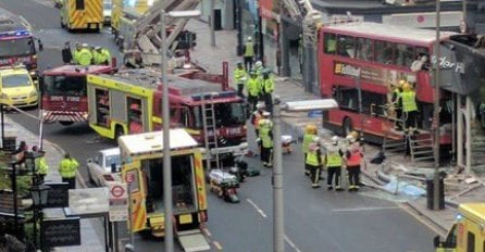 DRAMA: Gradski autobus pun putnika se zabio u prodavnicu, LJUDI ZAROBLJENI!