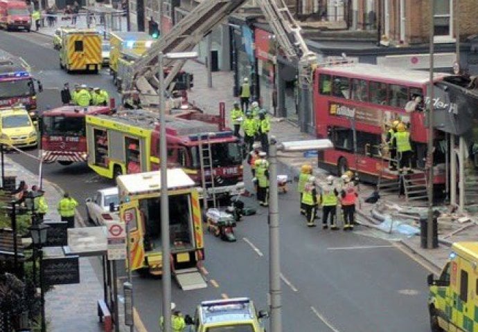 DRAMA: Gradski autobus pun putnika se zabio u prodavnicu, LJUDI ZAROBLJENI!