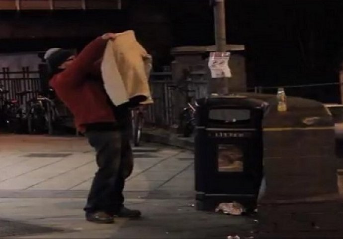 Poklonio je beskućniku novi kaput, a njegova reakcija je neprocjenjiva! (VIDEO)