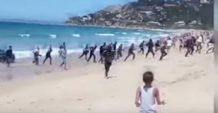 TURISTI U ČUDU: Iskrcali su se na popularnu plažu, a onda su počeli da bježe (VIDEO)