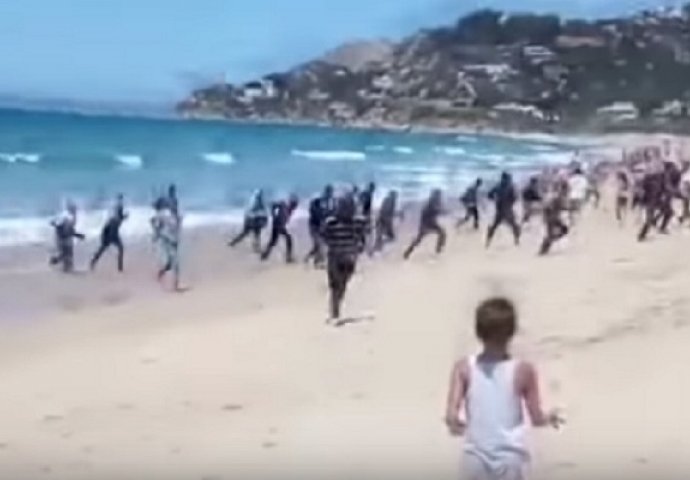 TURISTI U ČUDU: Iskrcali su se na popularnu plažu, a onda su počeli da bježe (VIDEO)