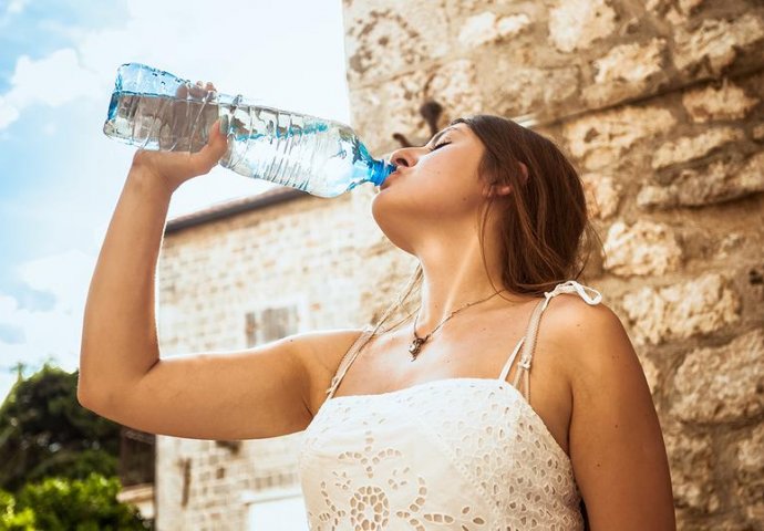 Pijete puno vode, a i dalje se osjećate umorno i žedno? Dehidracija ljeti nije jedini neprijatelj!