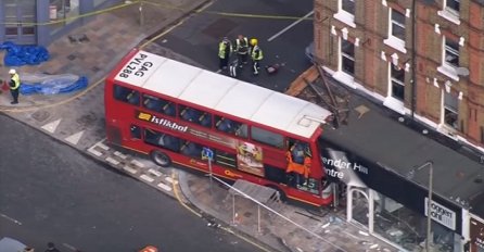  Deset putnika povrijeđeno kada je autobus na sprat udario u zgradu