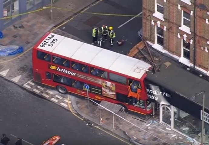  Deset putnika povrijeđeno kada je autobus na sprat udario u zgradu