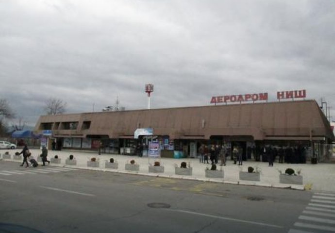 MUŠKARAC PREMINUO NA PISTI AERODROMA: Pozlilo mu prije ulaska u avion!