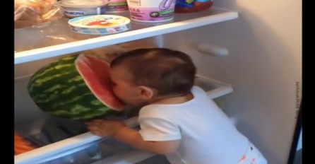Kad si gladan nisi sav svoj: Mama uhvatila bebu kako jede lubenicu u frižideru! (VIDEO)