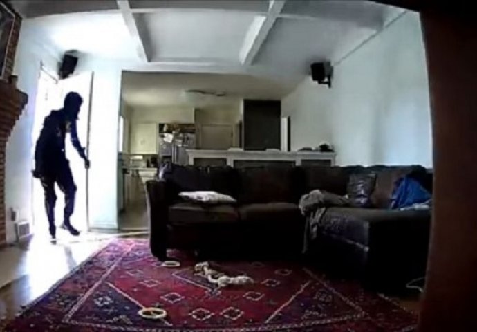 Postavio skrivenu kameru u sobi i snimao kako mu lopov pljačka po kući, pogledajte šta će uslijediti na 01:33 (VIDEO)