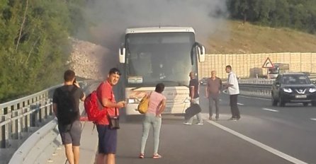 Zapalio se autobus pun putnika: Sve se zacrnilo, putnici su bježali vani, ne zna se da li ima  povrijeđenih