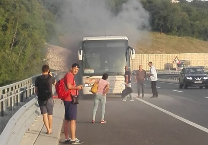Zapalio se autobus pun putnika: Sve se zacrnilo, putnici su bježali vani, ne zna se da li ima  povrijeđenih