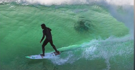 ZA DLAKU IZBJEGAO OPASNOST: Surfer nije ni pretpostavljao šta ga vreba iz vode!