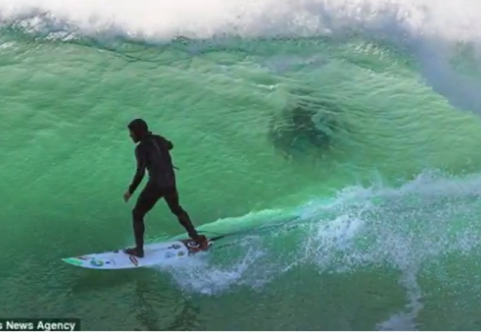 ZA DLAKU IZBJEGAO OPASNOST: Surfer nije ni pretpostavljao šta ga vreba iz vode!