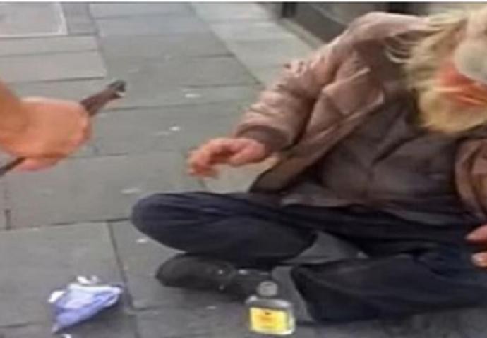 Prišao je beskućniku na cesti sa kliještima u rukama: Kada vidite šta mu je uradio, past ćete sa stolice! (VIDEO)