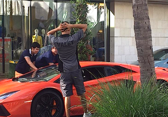 Zaposlenik hotela uzeo da provoza Lamborghini od gosta: Kada se vlasnik vratio, umalo ga je strefio infarkt! (VIDEO) 