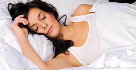Spavanje u OVOM položaju pomoći će vam da PREŽIVITE MENSTRUALNE TEGOBE