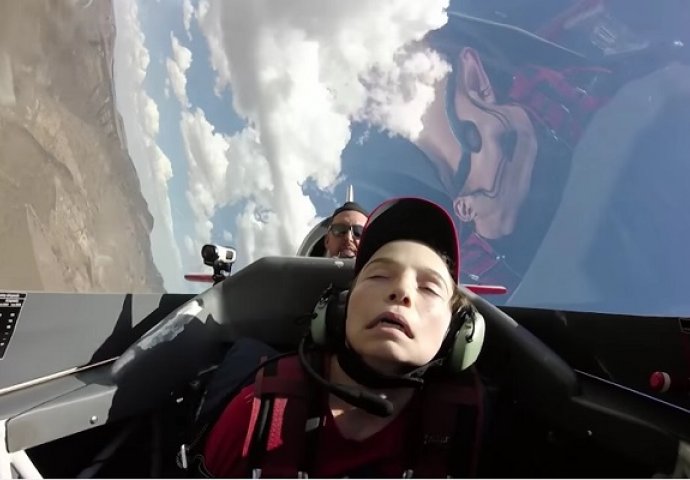 Ovaj 12-godišnji dječak po prvi put u svom životu sjeo je da se provoza u avionu, dobro gledajte šta će se dogoditi na 0:14! (VIDEO)