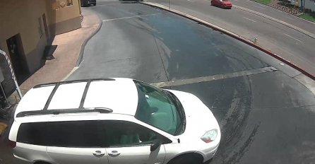 Vozač je napustio autopraonu, a samo nekoliko sekundi kasnije napravio neviđenu glupost! (VIDEO)