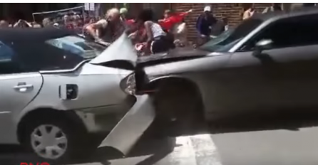 Automobilom se zabio u ljude koji su prosvjedovali protiv rasista (UZNEMIRUJUĆI VIDEO)