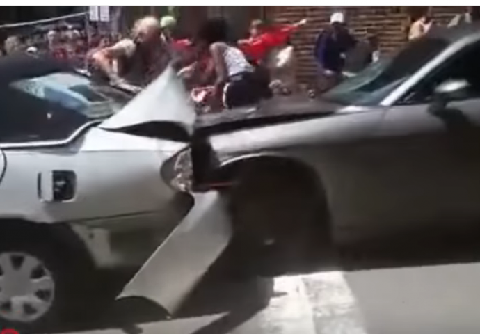 Automobilom se zabio u ljude koji su prosvjedovali protiv rasista (UZNEMIRUJUĆI VIDEO)