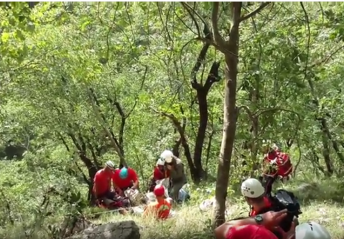 Prebačen helikopterom u bolnicu: Pogledajte spašavanje teško povrijeđenog planinara (VIDEO)