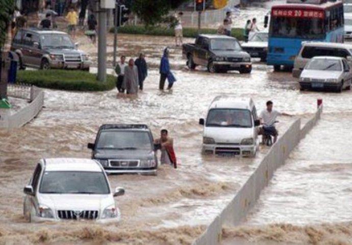 U velikim poplavama poginulo preko 50 ljudi, autobus pao u provaliju od 800 metara, ne zna se koliko je osoba bilo u njemu