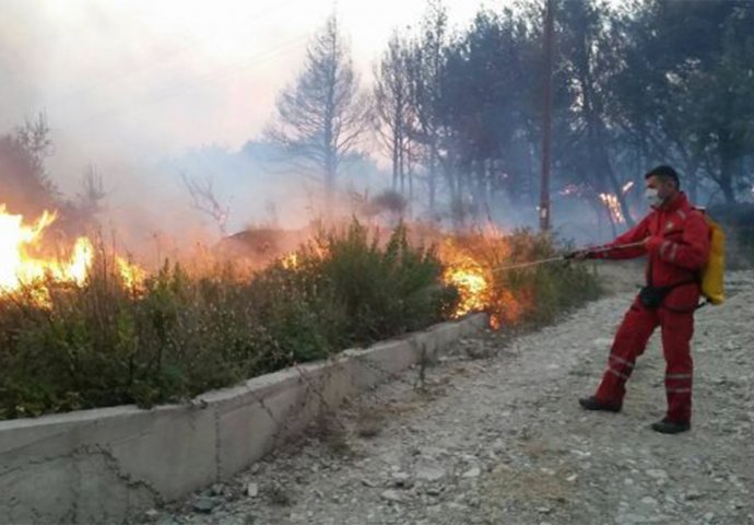 PLANUO VELIKI POŽAR: Varta se pribižava kućama, prijeti opasnost - bura otežava gašenje