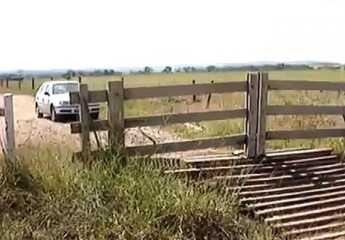 Izgleda kao obična drvena kapija, ali pogledajte šta se desi kada auto priđe bliže (VIDEO)