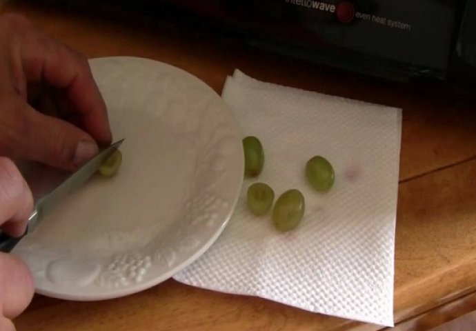 Stavio je prerezano grožđe u mikrovalnu, ono što se desilo u nastavku će vas šokirati! (VIDEO)