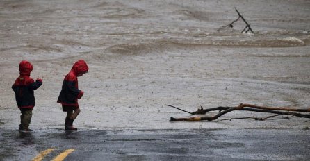 STRAVIČNE POPLAVE: Najmanje 143 poginulih