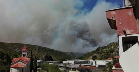 VELIKI POŽAR U REGIONU: Vatra zahvatila kuću, evakuirani stanovnici, čuju se eksplozije (VIDEO)