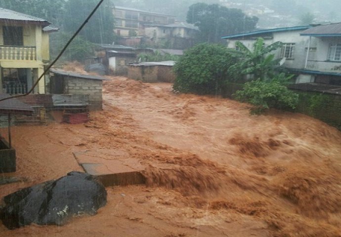 Stotine ljudi zatrpano u klizištima u Sijera Leoneu, cijelo brdo skliznulo u naselje