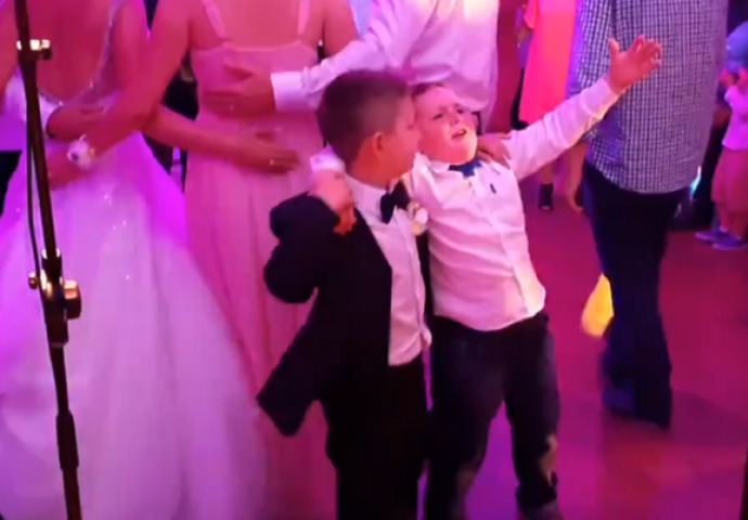 Bio je glavna zvijezda svatova: Pogledajte malog kralja kako pjeva na svadbi (VIDEO)