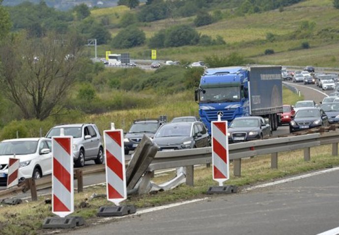 NOVI UŽAS NA NAJKOBNIJEM MJESTU AUTO-PUTA: Prevrnuo se automobil