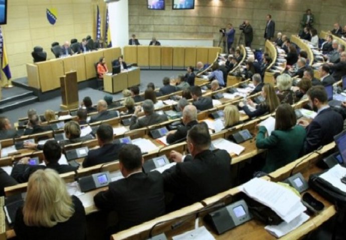 Hodžić: Pred ambasadama bi redovi bili duži kad bi se sjednice u parlamentu FBiH prenosile na TV-u