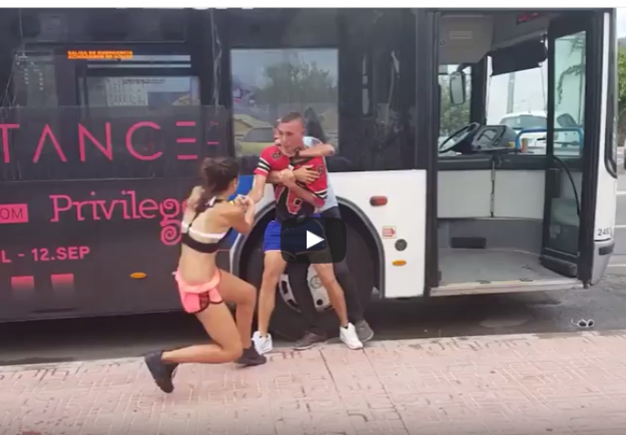 VOZAČU ČAK SPALE I PANTALONE: Fizički obračun  vozača autobusa sa mladićem i djevojkom (VIDEO)