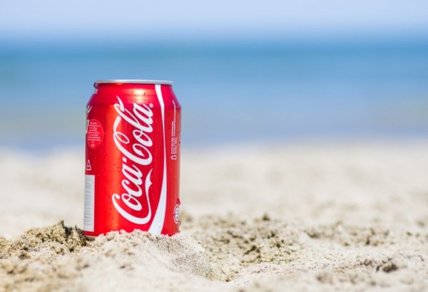 coca-cola-can-on-the-beach-805x551