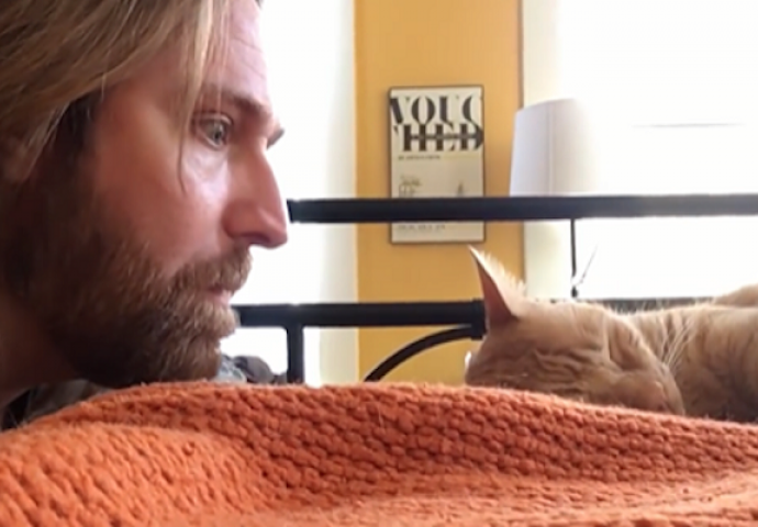 OSVETA JE SLATKA: Maca ga budila svaki dan, a onda je on uradio nešto presmiješno! (VIDEO)