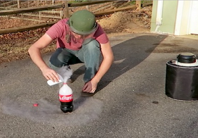 Istresao je čašu tečnog dušika u flašu Coca-Cole, pripremite se za ono što će se dogoditi na 0:45! (VIDEO)