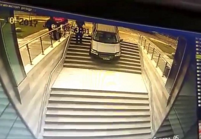 Žena se zabunila i automobilom krenula niz stepenice umjesto u podzemnu garažu, no pravi šok će tek uslijediti na 0:26! (VIDEO) 