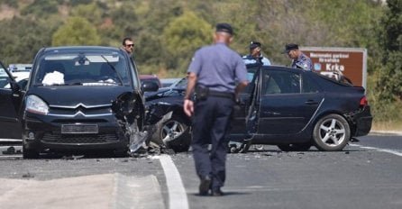 TEŠKA NESREĆA: Sudarila se tri automobila, više osoba povrijeđeno!