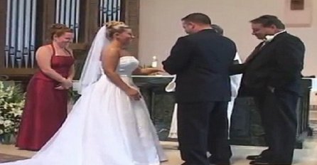 Mislili su da će to biti obično vjenčanje dok nisu ugledali ovo na oltaru! (VIDEO)