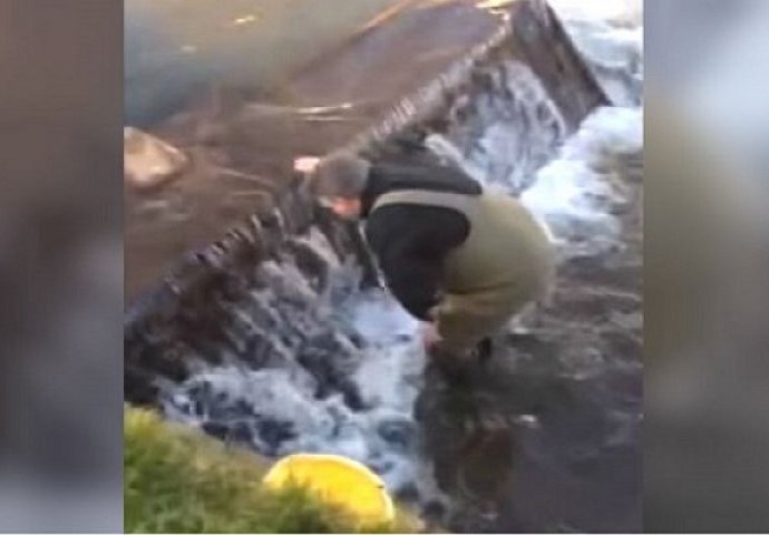 Čovjek je doplivao do manjeg vodopada, no čekajte dok ne otkrije šta je to zarobljeno u vodi (VIDEO)