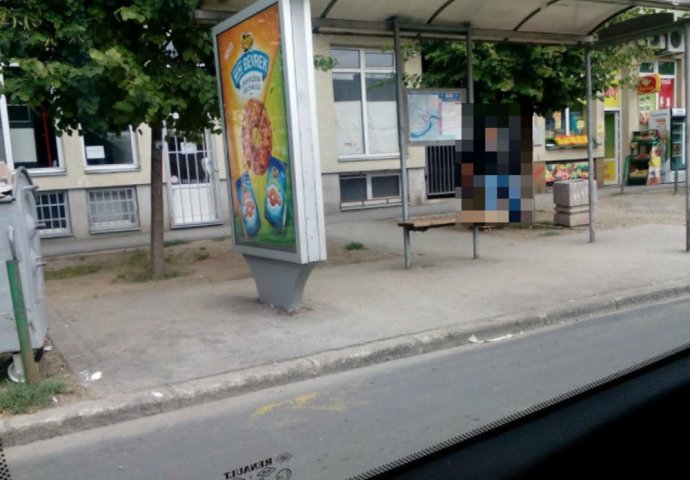 INTERNET ZAJEDNICU ZGROZILA OVA FOTOGRAFIJA: Šta ovaj čovjek radi na autobuskoj stanici?