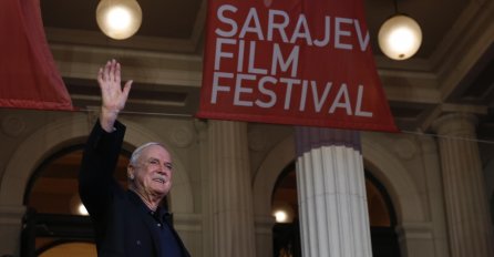 Jon Cleese prošetao CRVENIM TEPIHOM : Publika ga pozdravila GROMOGLASNIM APLAUZOM!