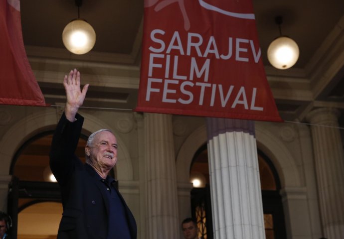 Jon Cleese prošetao CRVENIM TEPIHOM : Publika ga pozdravila GROMOGLASNIM APLAUZOM!