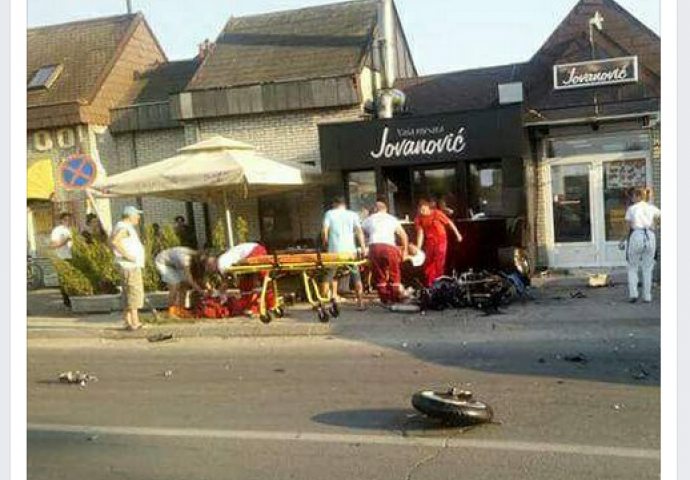 TEŠKA NESREĆA: Motociklista se sudario sa automobilom, nakon čega se zakucao u masu ispred kioska, ima povrijeđenih