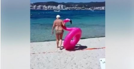 Baka ponijela popularnog flamingosa na plažu nakon čega je uslijedio show